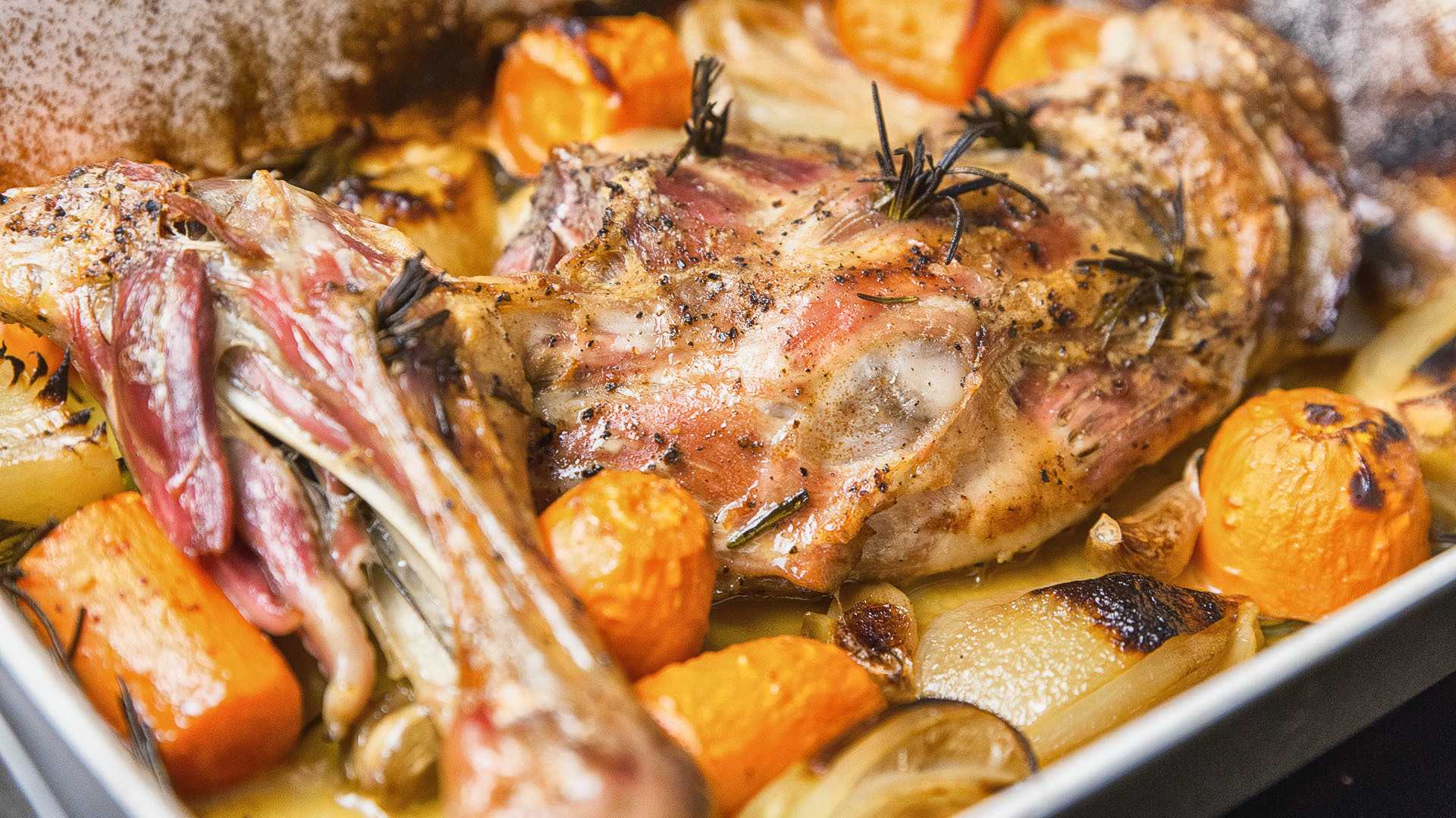 Сочная и вкусная баранина в духовке