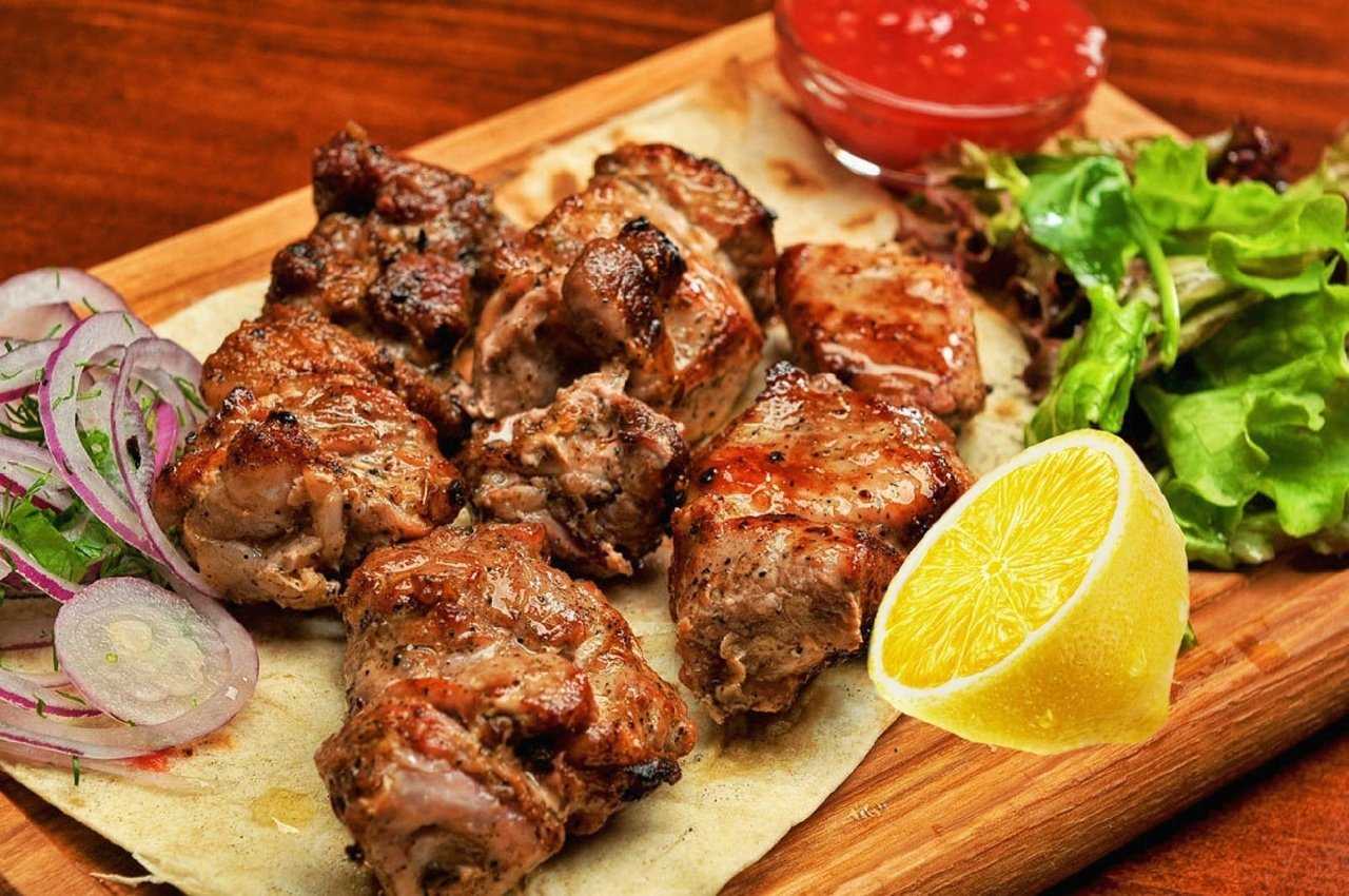 Шашлык на мангале - все тонкости подготовки мяса и приготовления его на углях