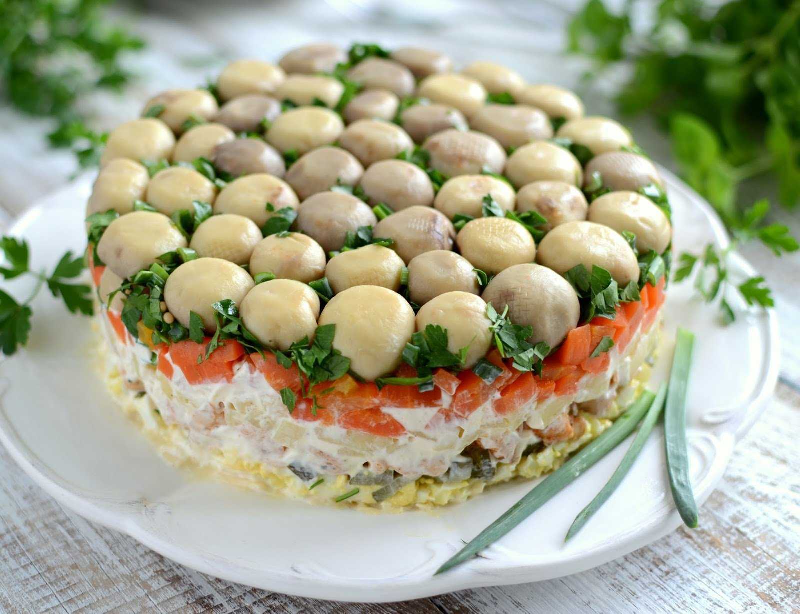 Салат без мяса с грибами: грибная поляна