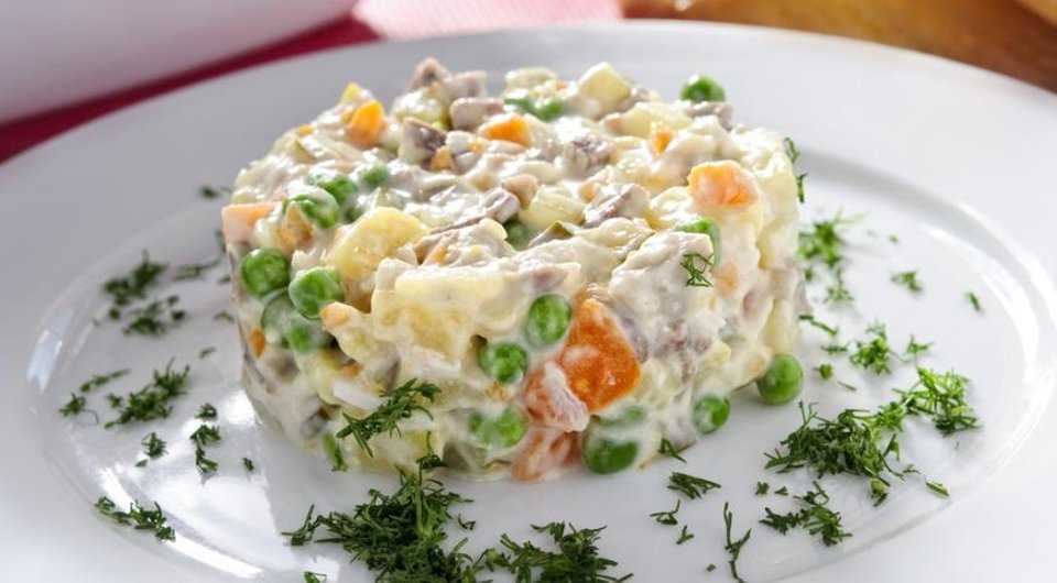 Салат с говядиной и маринованными огурцами рецепт