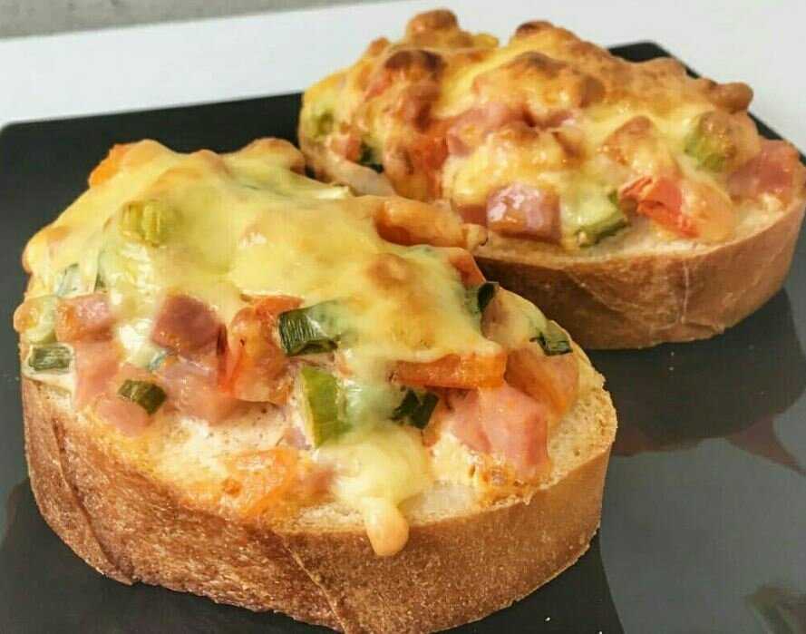 Горячие бутерброды с колбасой и сыром, запеченные в духовке – 5 рецептов с фото