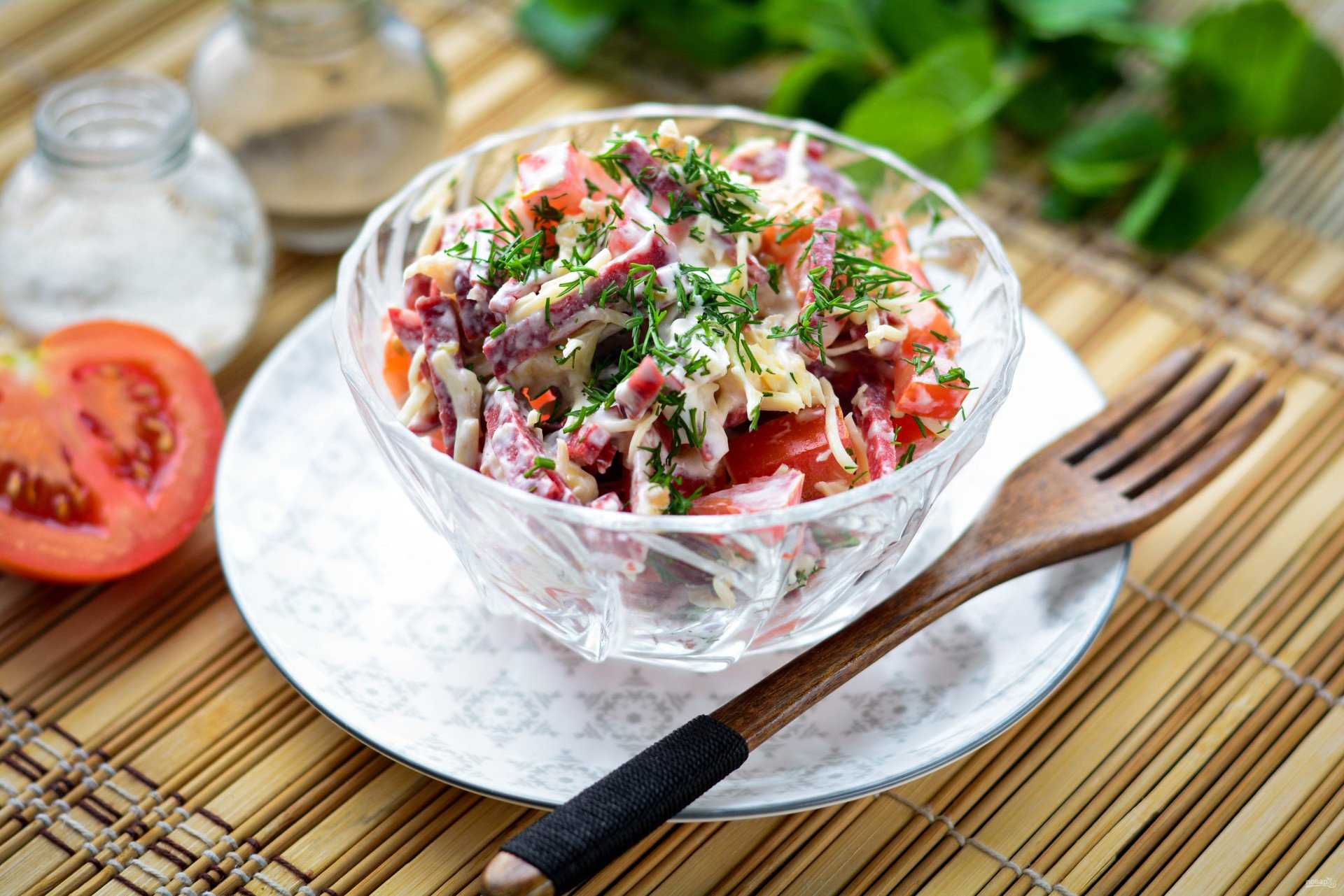Салат с копченой колбасой - 52 рецепта приготовления пошагово - 1000.menu