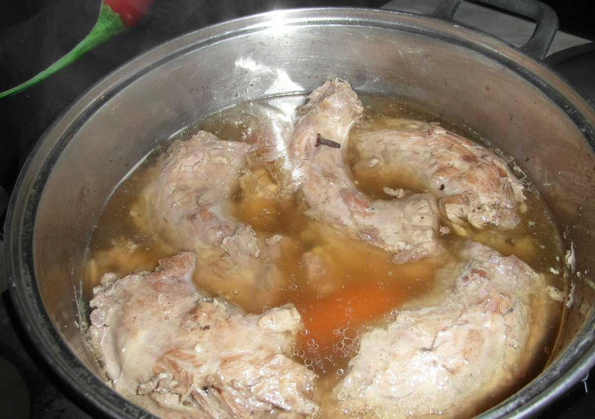 Предлагаю вам простой рецепт приготовления очень вкусного и полезного холодца из курицы и индейки с добавлением желатина Эта закуска порадует вас своим нежным ароматом и насыщенным мясным вкусом