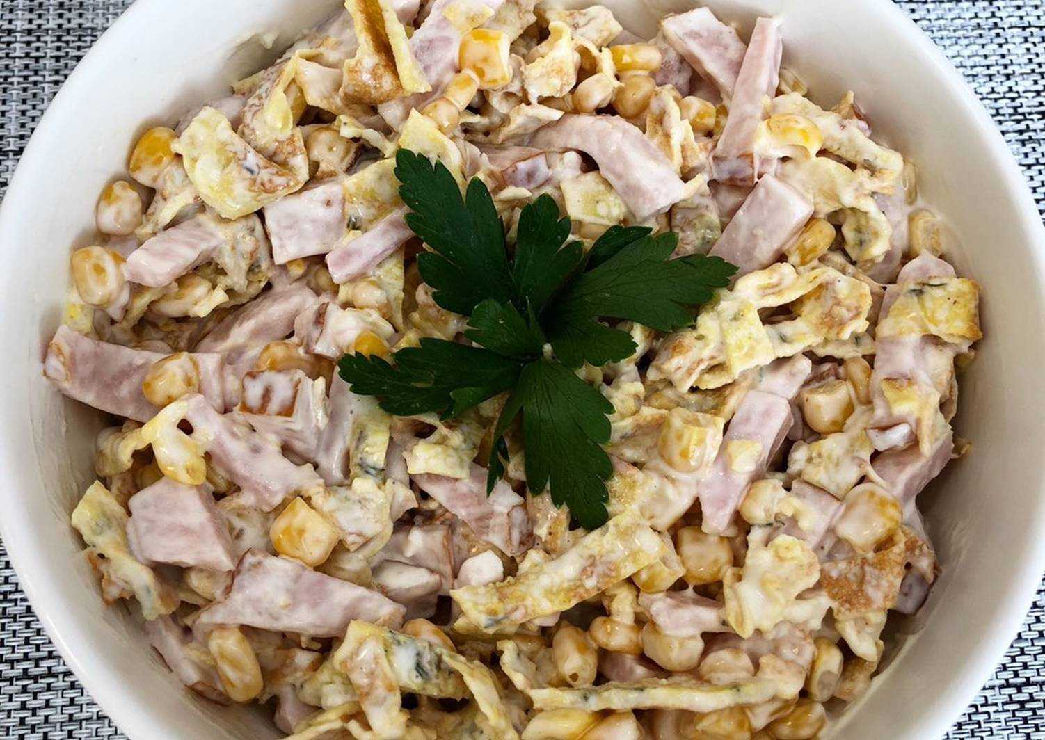 Салат с блинчиками и курицей: из яиц, рецепты с копченой, кукурузой, разбойничий