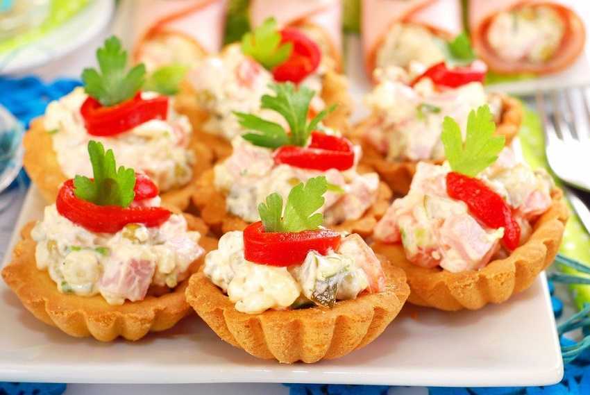 Вкусные бутерброды со шпротами – 7 рецептов на праздничный стол