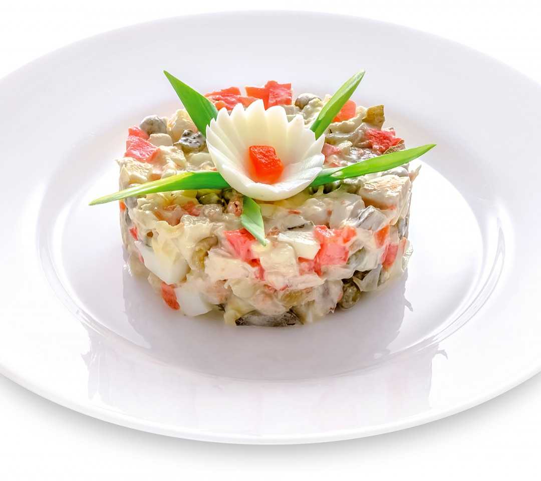 Салат оливье классический с колбасой и горошком