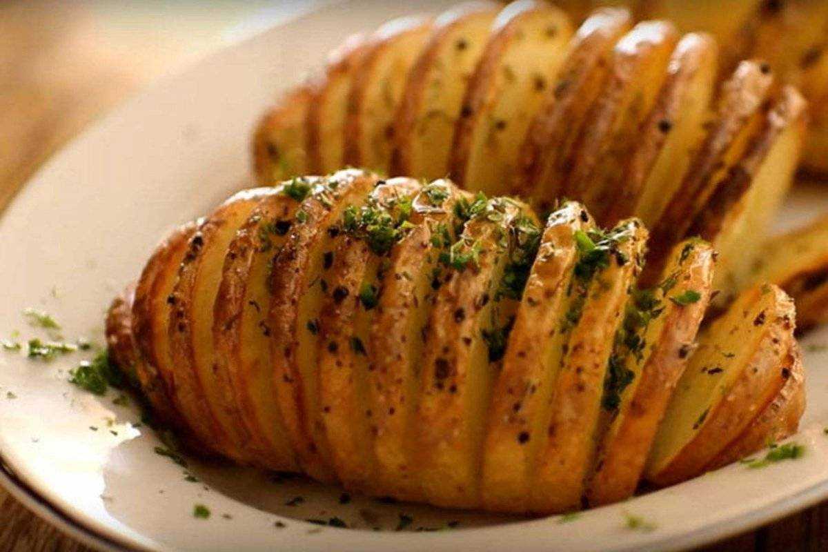 Молодая картошка, запеченная в духовке - 10 рецептов с фото на любой вкус