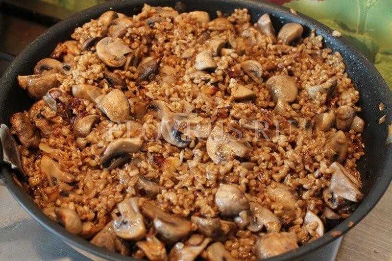 Очень вкусный, сытный и аппетитный плов с мясом можно приготовить не только из риса, а и из полбы Тем более, что это довольно просто, как вы сами увидите из нашего рецепта с фото пошагово