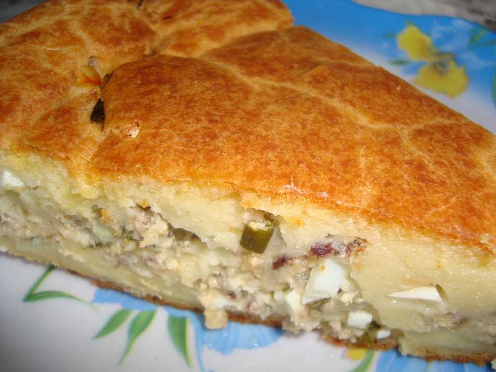 Заливной пирог с рыбными консервами и картошкой