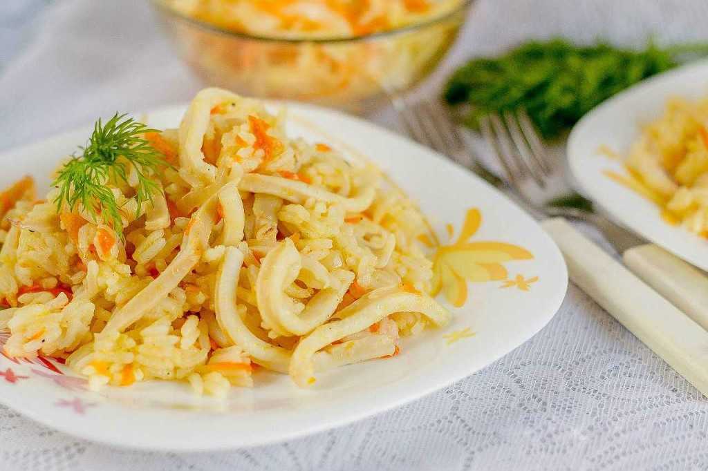 Рис с кальмарами в томатном соусе | totrecept.com