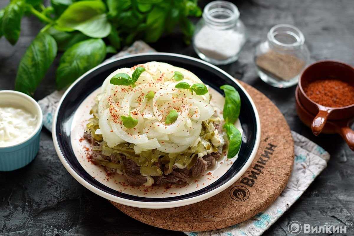 Салат с говядиной, луком и гранатовыми зернами «мужские слезы»