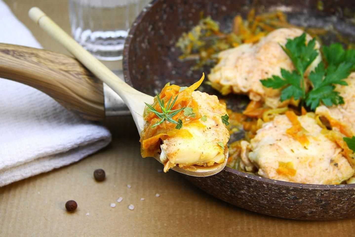 Рыба тушеная с овощами, как вкусно потушить на сковороде или в духовке