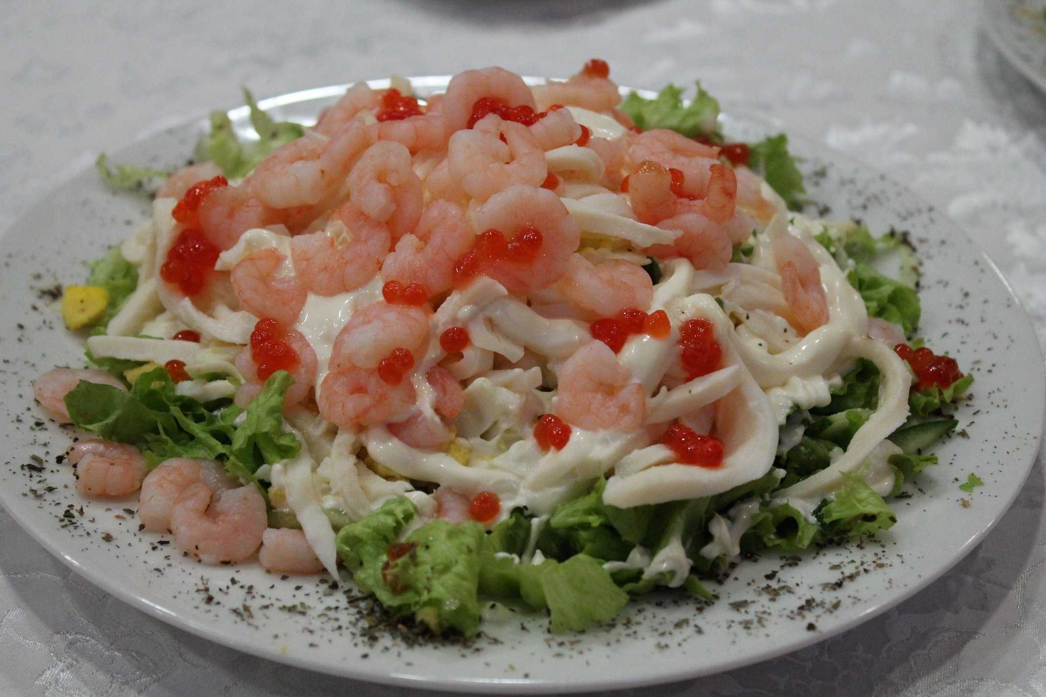 Салат "царский" с кальмарами, крабовыми палочками и красной икрой - 10 пошаговых фото в рецепте