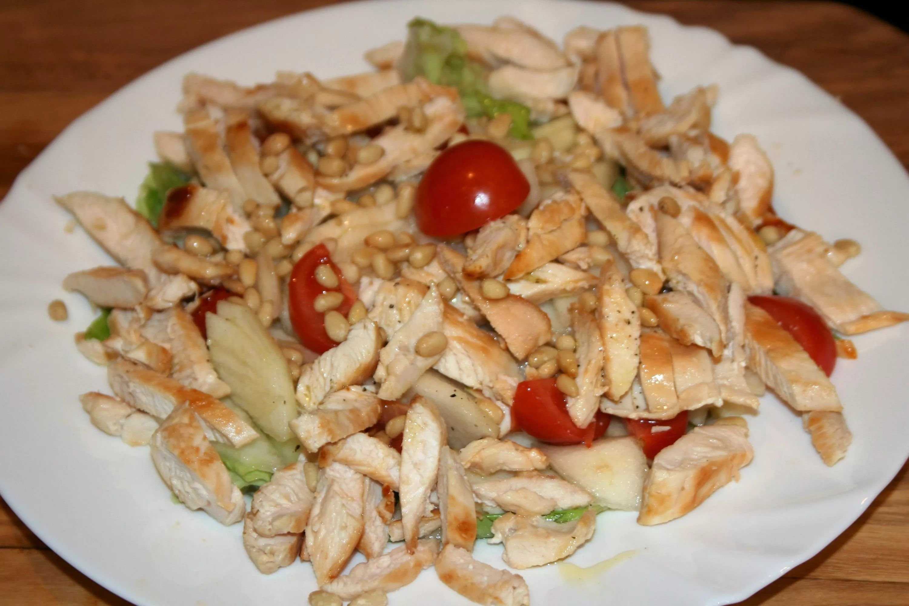 Салат с кедровыми орешками и курицей