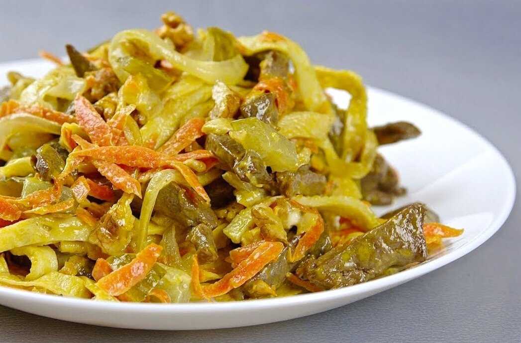 Самые вкусные салаты с печенью трески — простые рецепты от классики до новинок