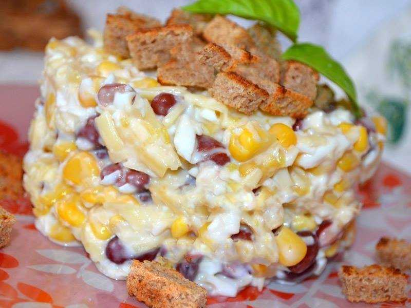 Салат с консервированной кукурузой и сухариками: рецепты