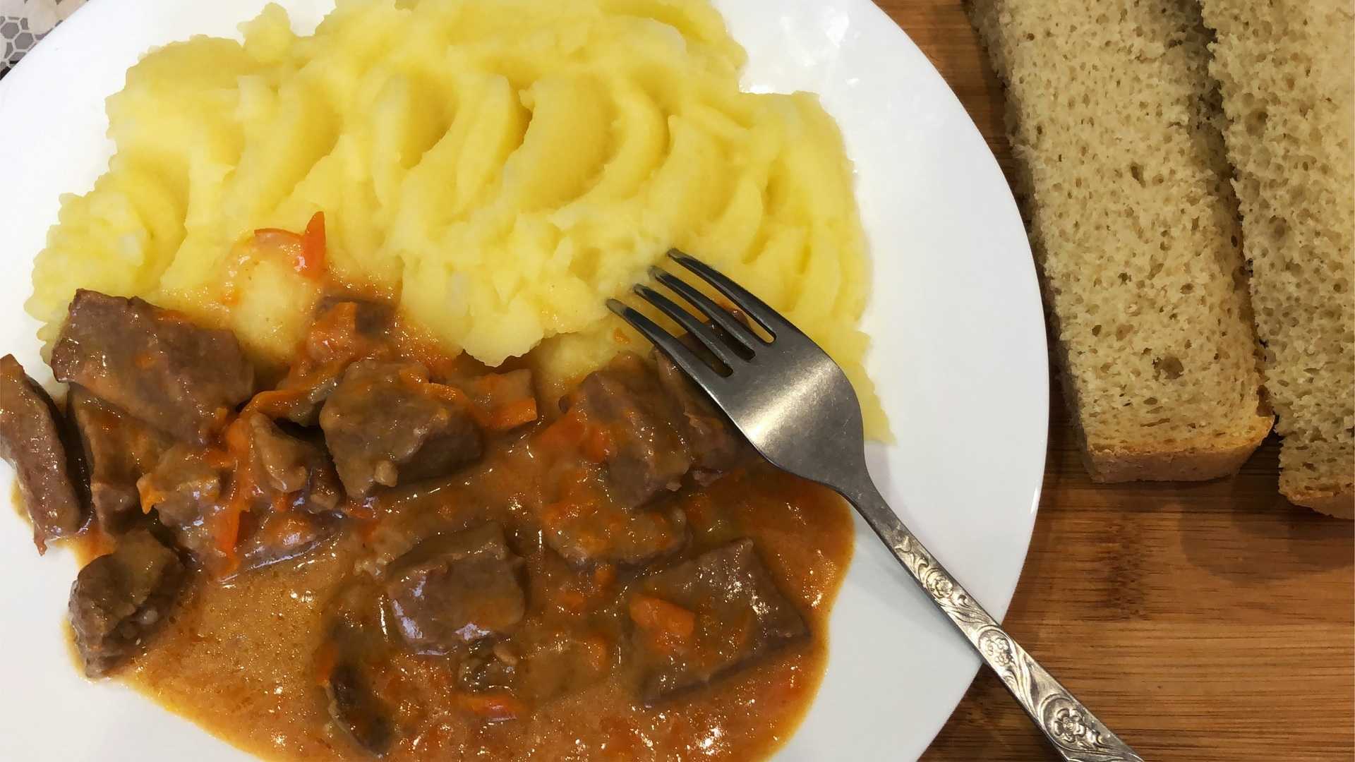 Как приготовить гуляш из свинины с подливкой, чтобы мясо было мягким и сочным