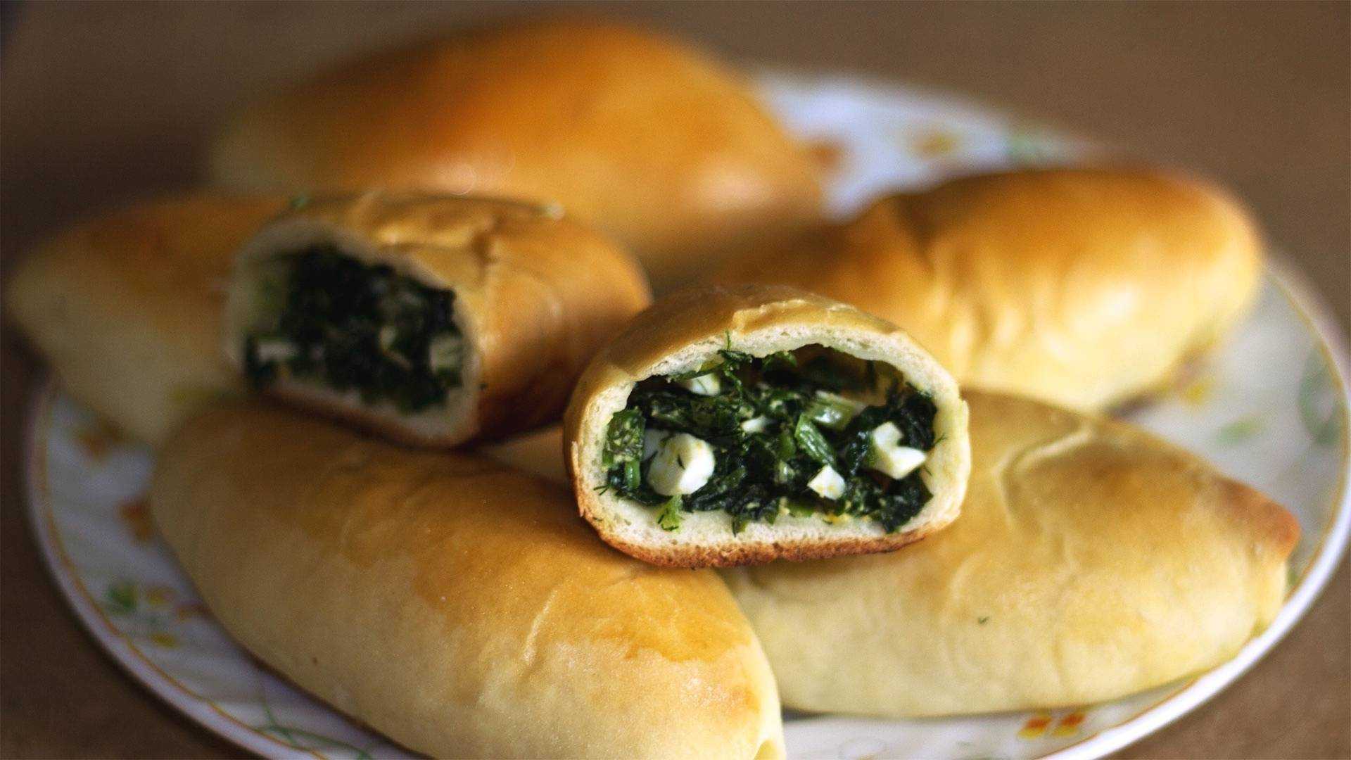 Пирожки с черемшой и яйцом в духовке и на сковороде, рецепты - lineyka