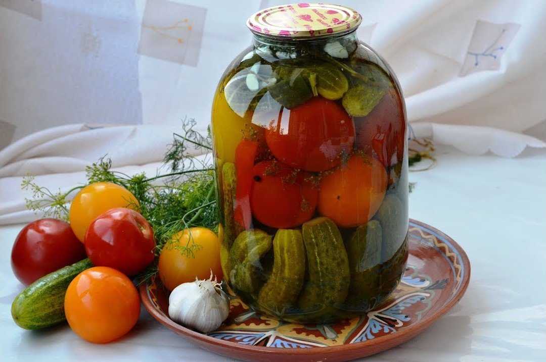 Маринованные огурцы с помидорами на зиму: 5 рецептов ассорти