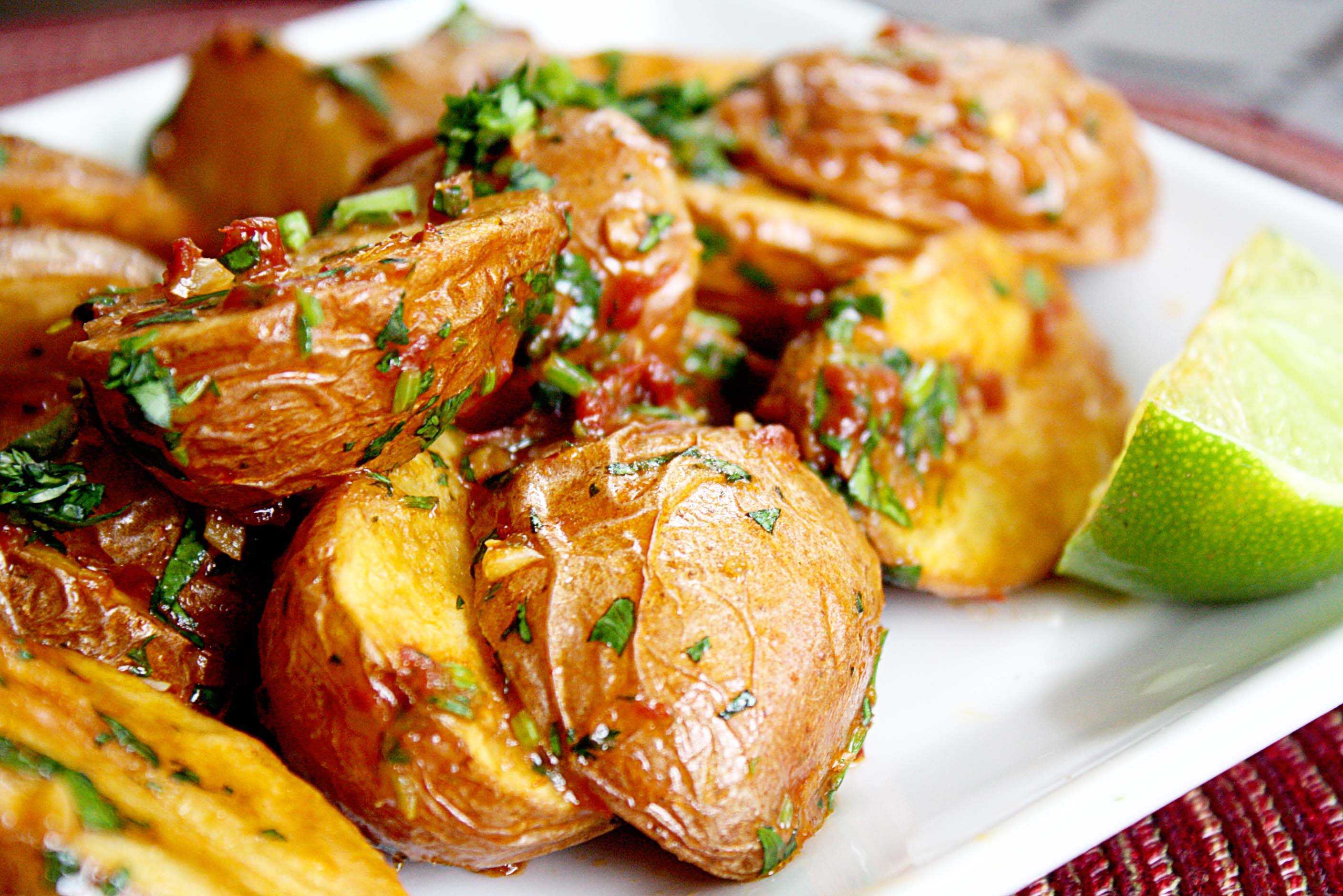 Картофель запеченный в духовке – 12 самых вкусных рецептов картошки