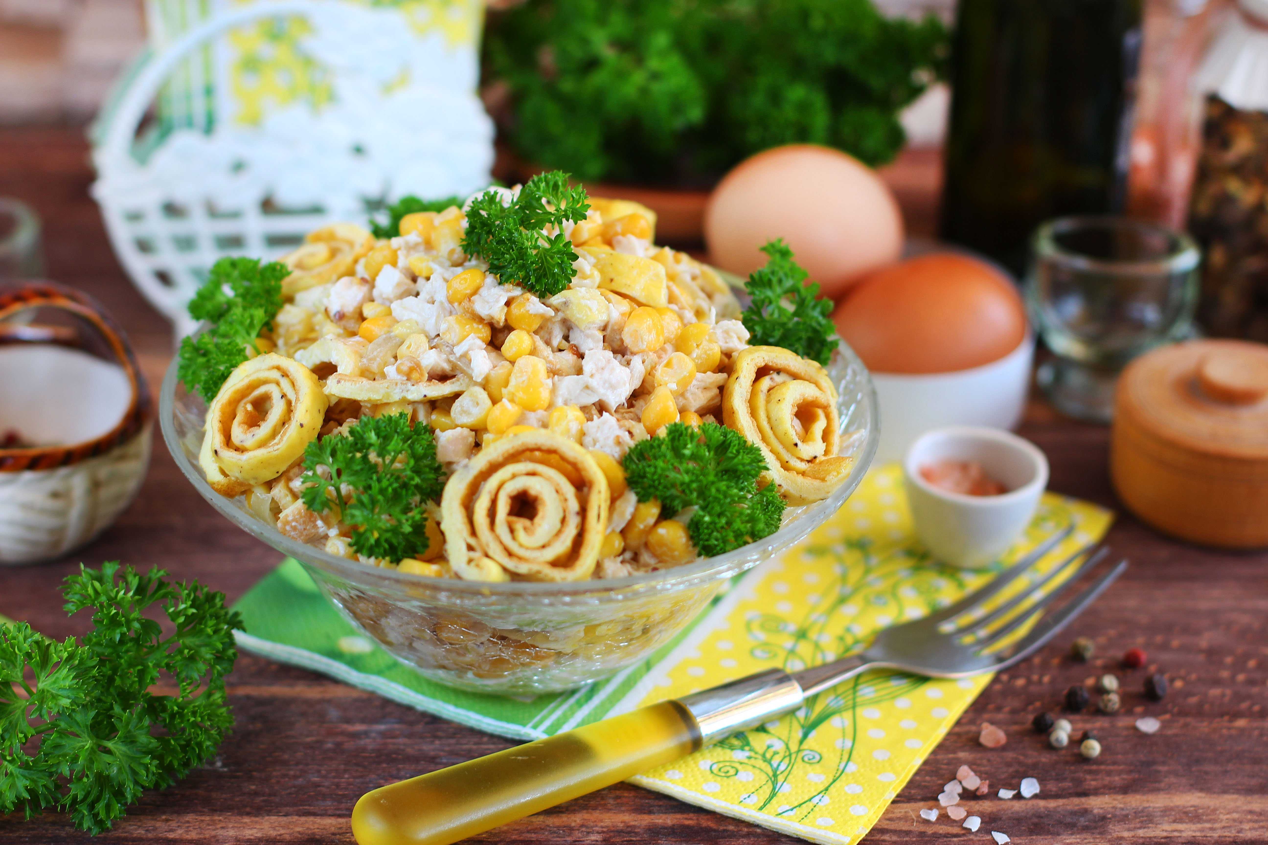 Салат с блинами, копченой курицей и огурцом свежим