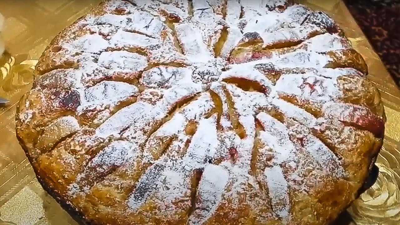 Предлагаем приготовить пирог Яблоки на снегу с очень нежной начинкой Просто тает во рту - по другому про это вкусный десерт и не скажешь