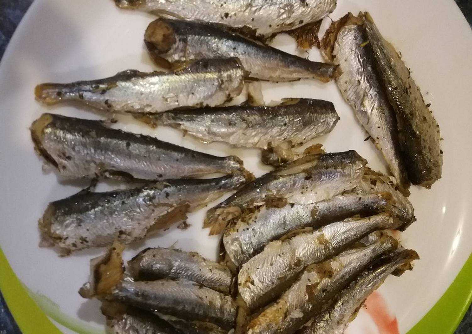 Мойва, жаренная на сковороде — маленькая рыбка с нежным вкусом