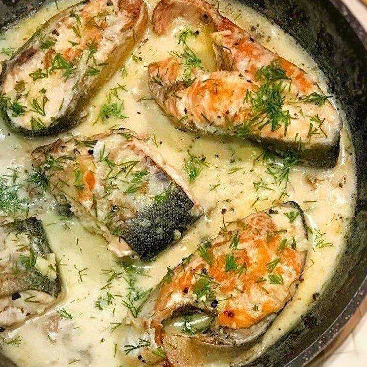 Карп жареный на сковороде: кусками в муке с луком