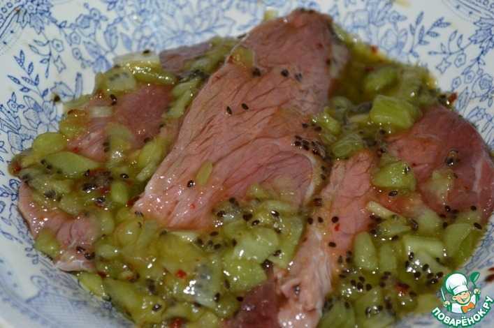 Мясной рулет из свиной вырезки: рецепты с зеленью, сыром, грушами, овощами