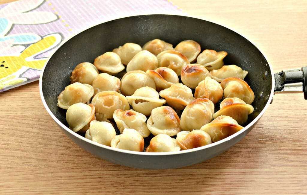 Жареные пельмени на сковороде - 8 пошаговых рецептов
