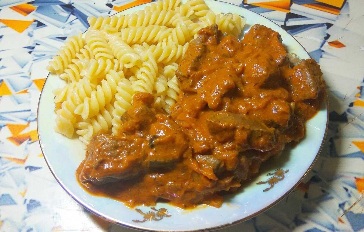 Как приготовить гуляш из свинины с подливкой, чтобы мясо было мягким и сочным