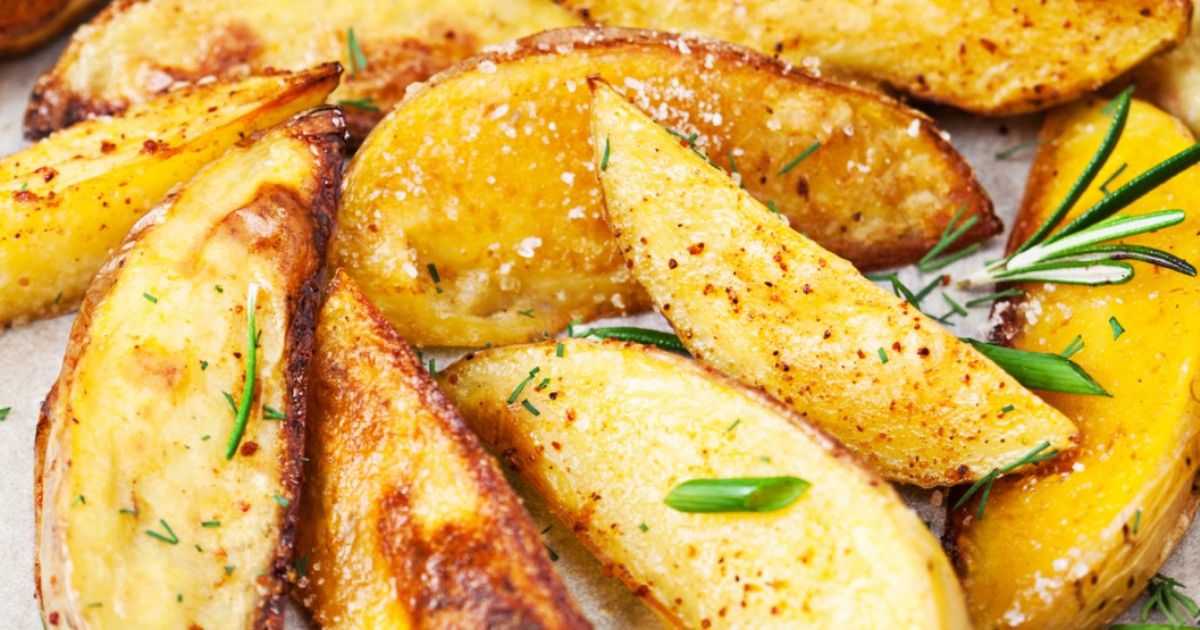 Молодая картошка запеченная в духовке с чесноком