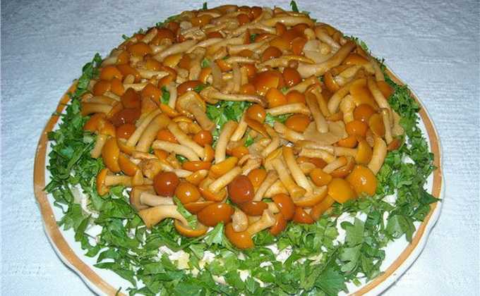 Салат с маринованными опятами - пять лучших рецептов