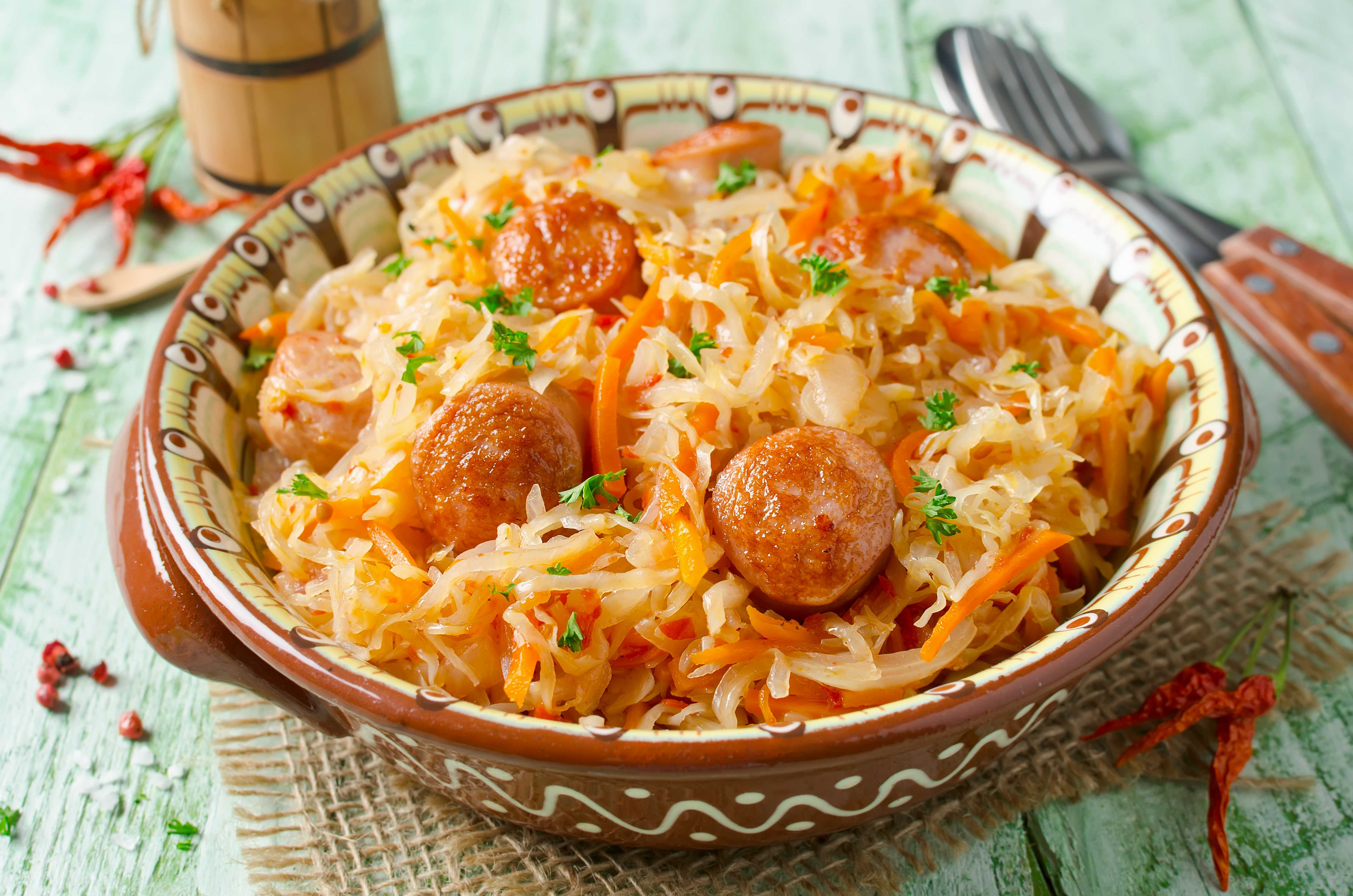 Солянка из квашеной капусты с сосисками: 3 рецепта, советы