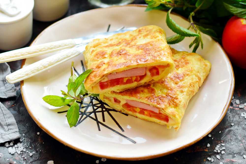 Яичница с колбасой и сыром