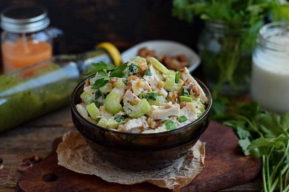 Салат с курицей виноградом и яблоком