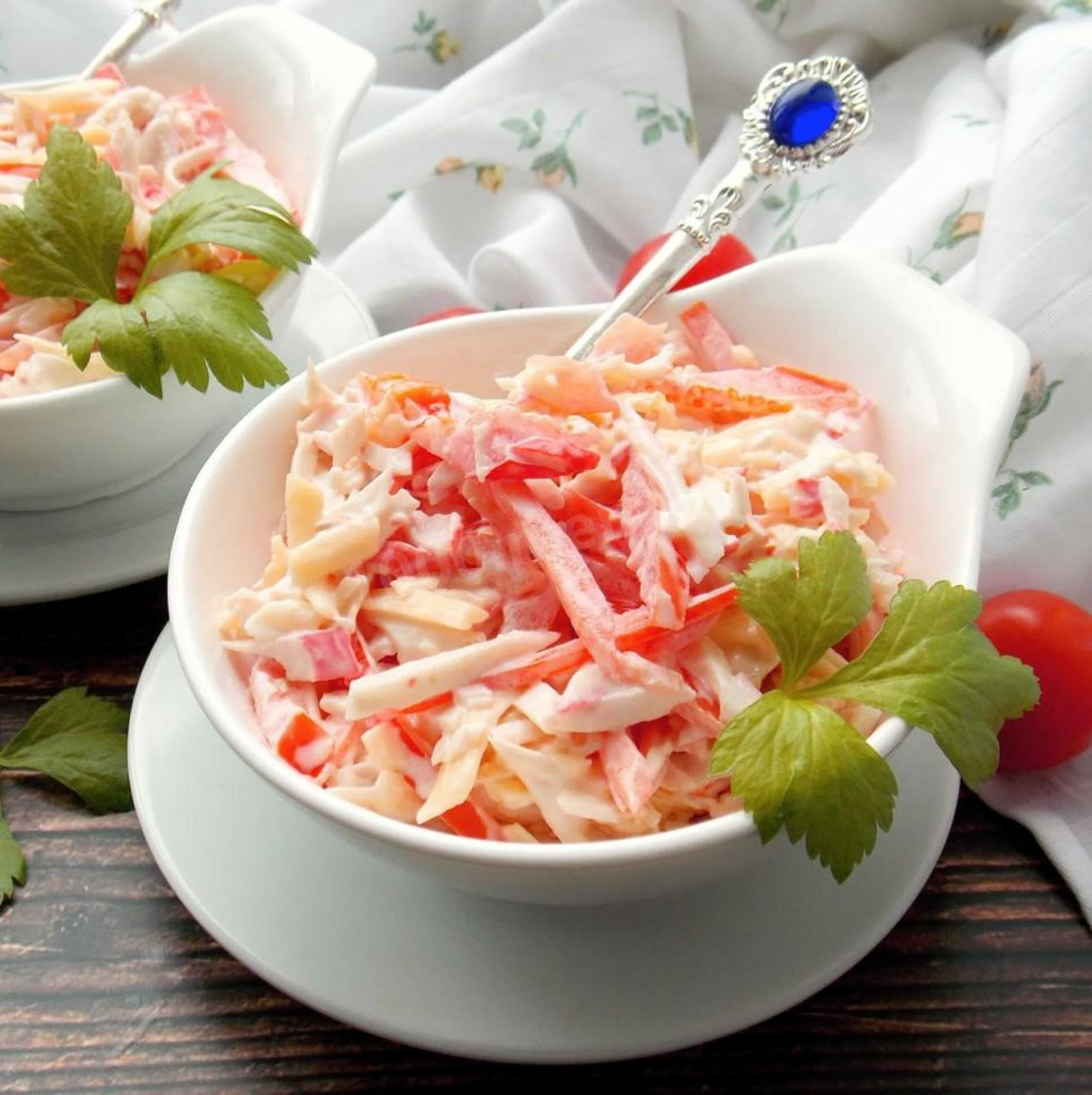 Салат красное море с крабовыми палочками помидорами и перцем рецепт фото пошагово и видео - 1000.menu