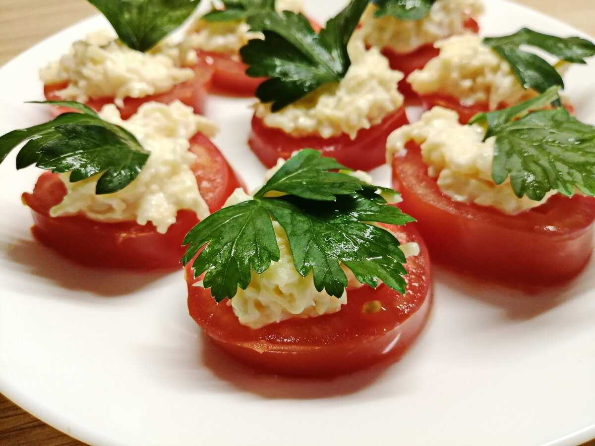 Помидоры с сыром и чесноком — 4 рецепта закуски