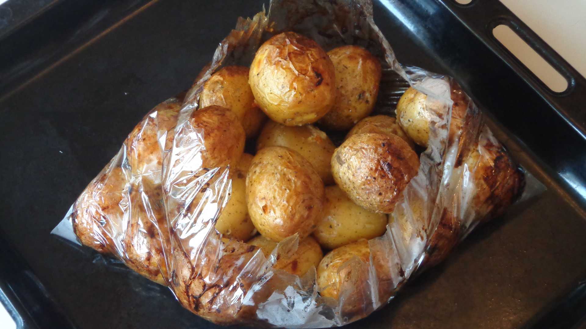 Запеченная картошка с мясом в рукаве в духовке: 7 простых и вкусных рецептов