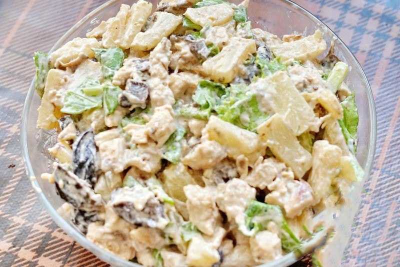 Салат с курицей, ананасами и грибами: рецепт с фото пошагово