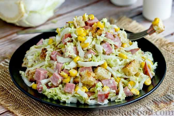 Салат цезарь с пекинской капустой и ветчиной, сухариками, курицей, помидорами или креветками