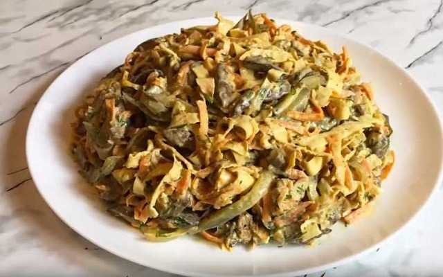 Салаты с курицей на новый год: подборка простых и вкусных рецептов для новогоднего стола