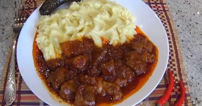 Гуляш из свинины с подливкой. как приготовить, чтобы мясо было мягким и сочным?