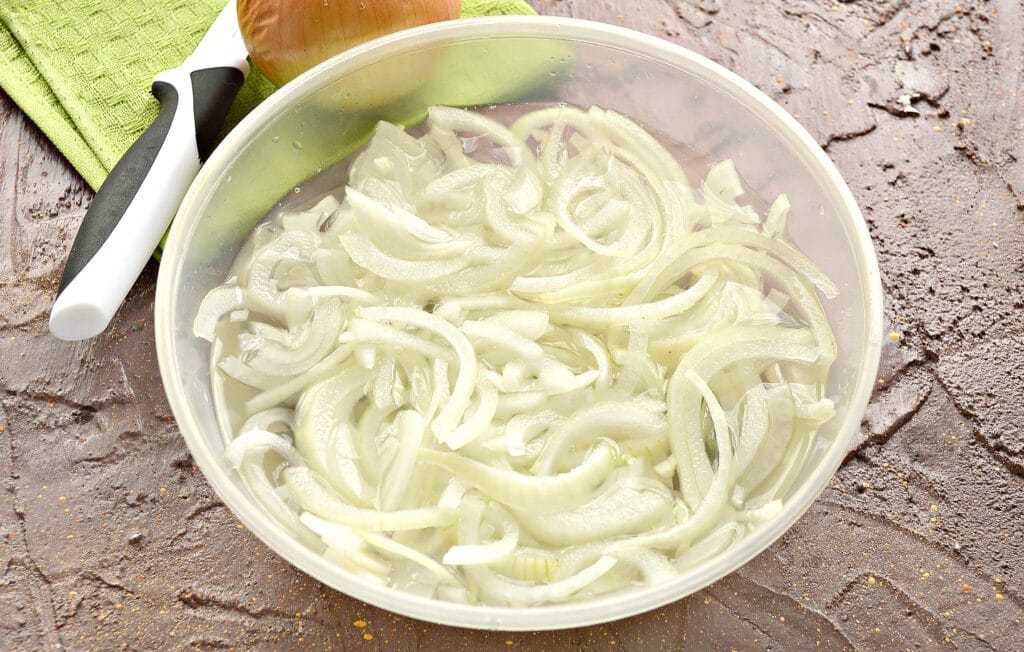 Как вкусно замариновать лук холодным и горячим способом к шашлыку, селедке, для салата, на зиму и с укропом? как приготовить маринованный лук быстро: маринуем лук в уксусе за 5 минут с пошаговыми фото и видео рецептами | qulady
