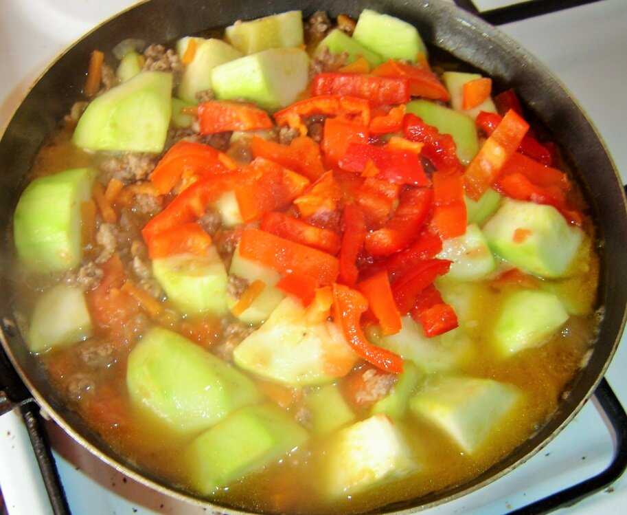 Кабачки фаршированные мясным фаршем и овощами в духовке