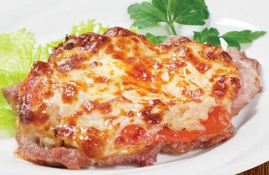 Свинина с грибами, картошкой и сыром в духовке - рецепт с фото