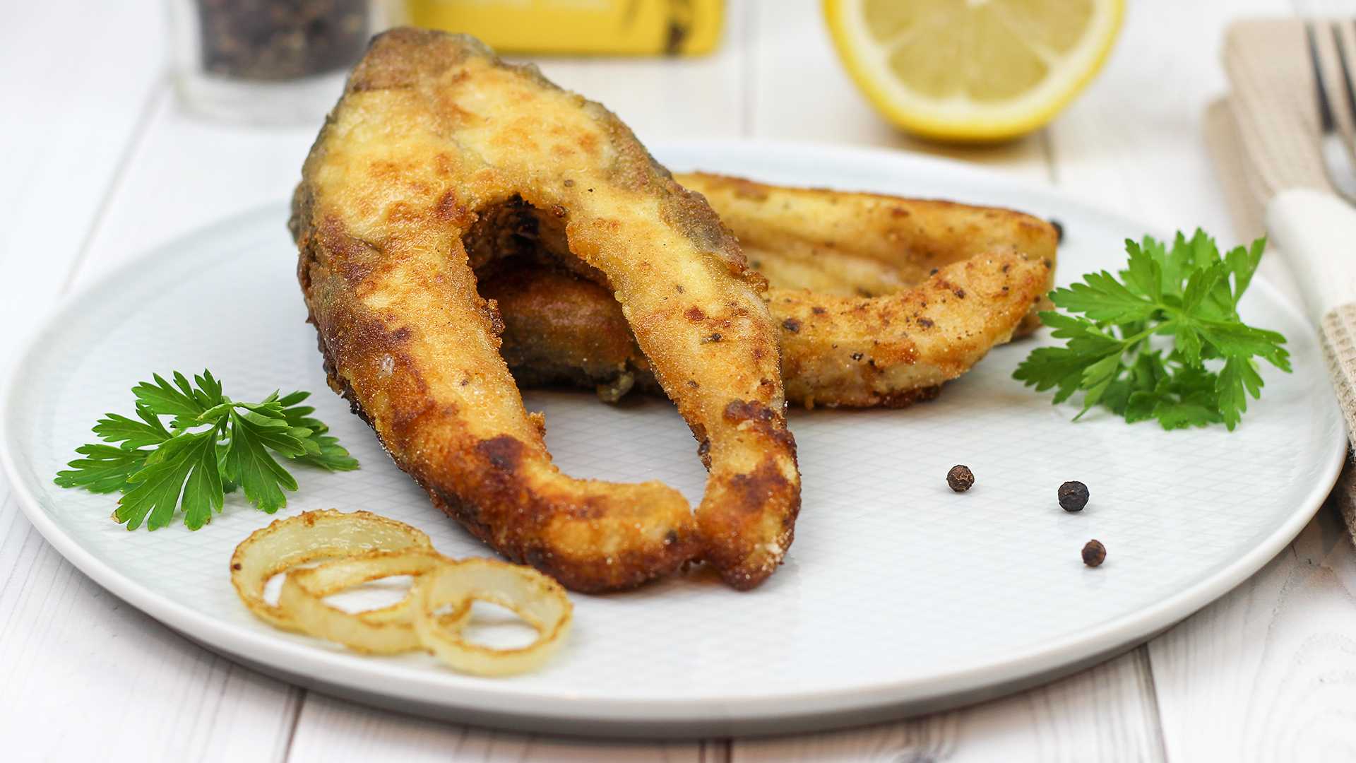 Карп жареный на сковороде кусками в муке с луком. рецепт с пошаговым фото | народные знания от кравченко анатолия