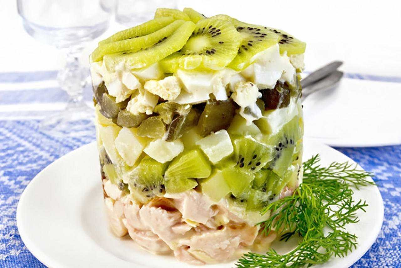 Салат «изумрудный браслет» с курицей и киви: рецепты, советы по приготовлению и оформлению