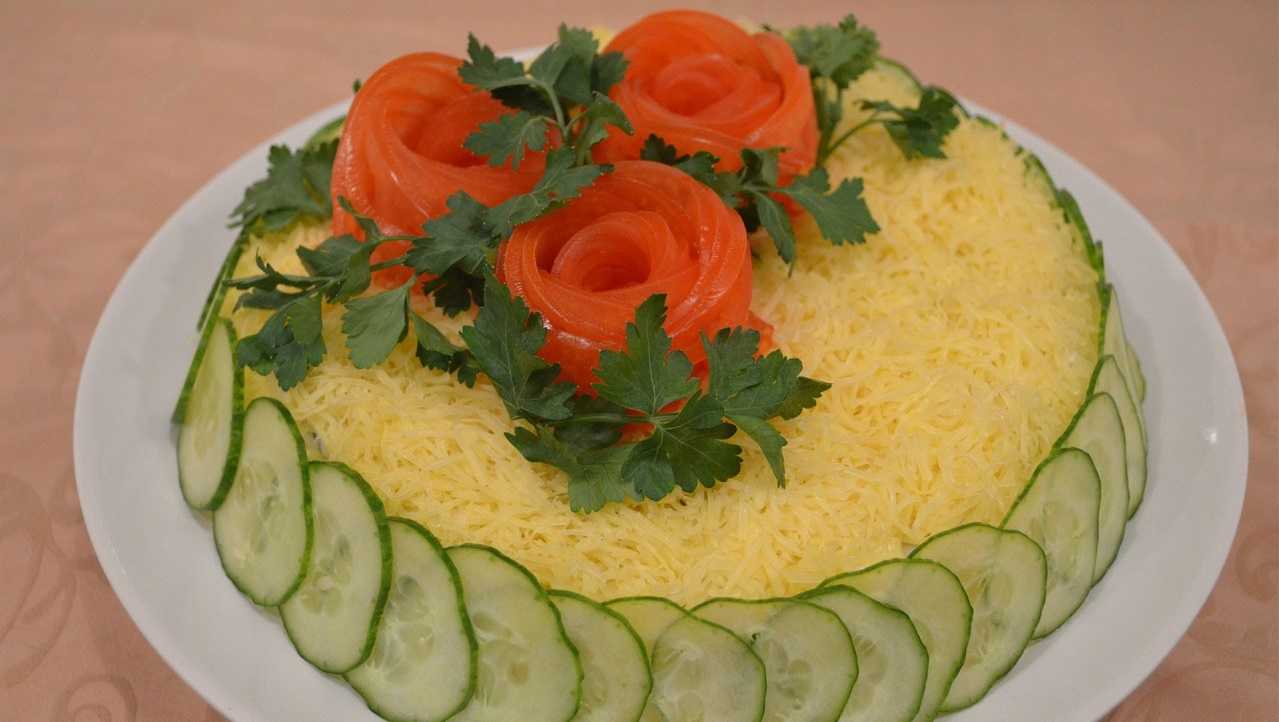Салат белые ночи с курицей крабовыми палочками и ананасом. салат с копченым окорочком, ананасами, грибами и крабовыми палочками.