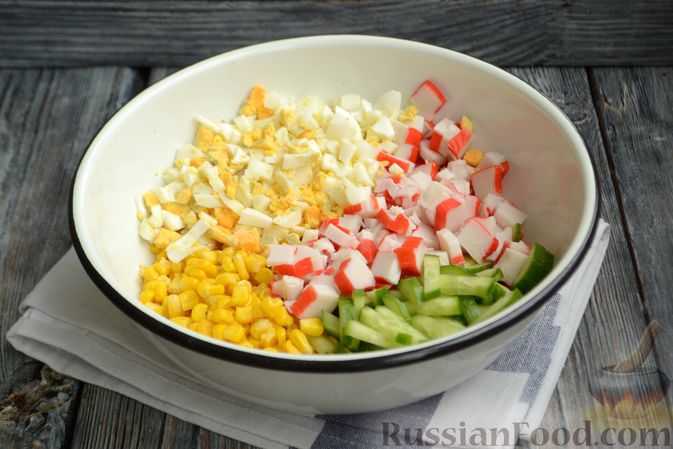 Необыкновенный салат с крабовыми палочками и сухариками